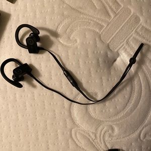Power beats all black